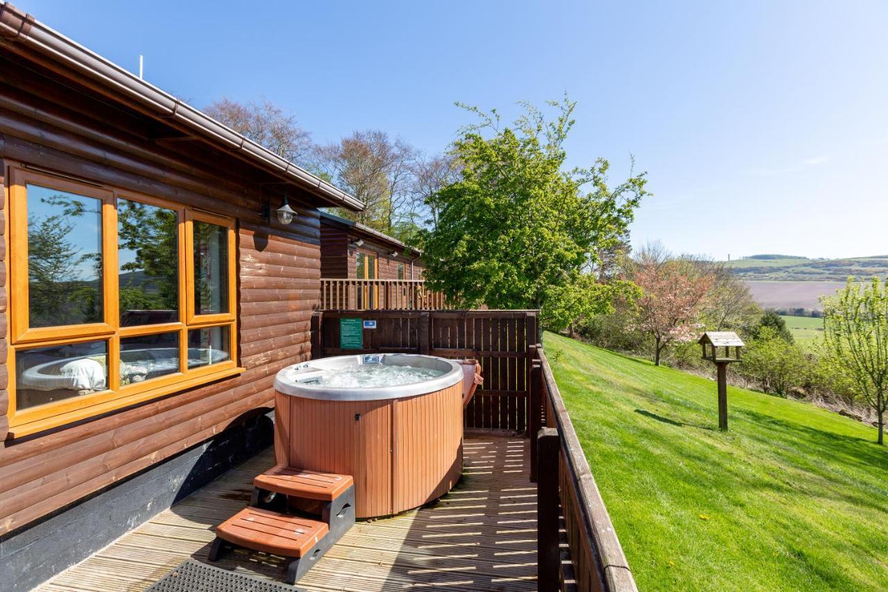 Douglas Fir Lodge With Hot Tub Cupar Buitenkant foto